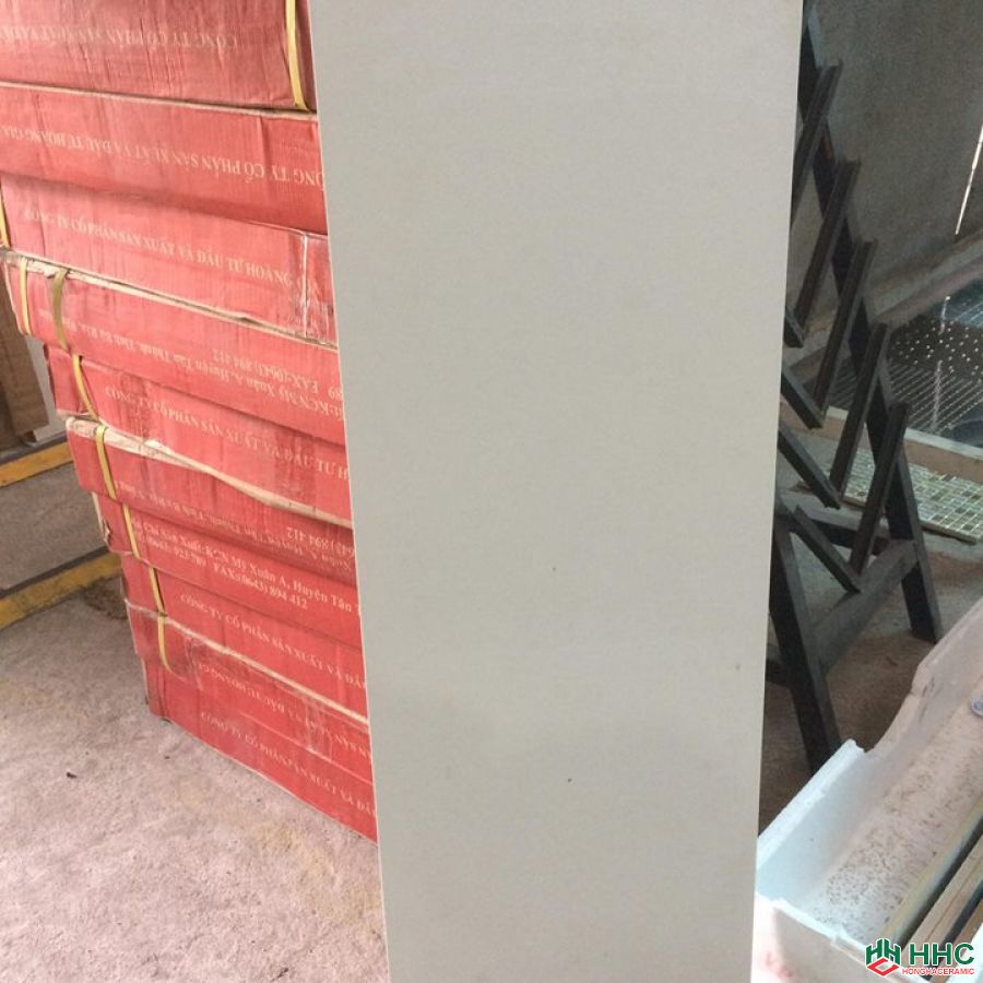 Gạch 30x90 trắng ốp cổ cầu thang